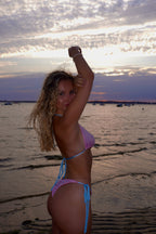 Maillot de bain deux piéce triangle modulable rose avec liens bleu ciel pour femme.